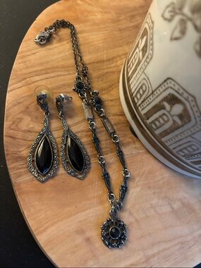 Women's Black Teardrop Pendant Necklace and Earrings Set
